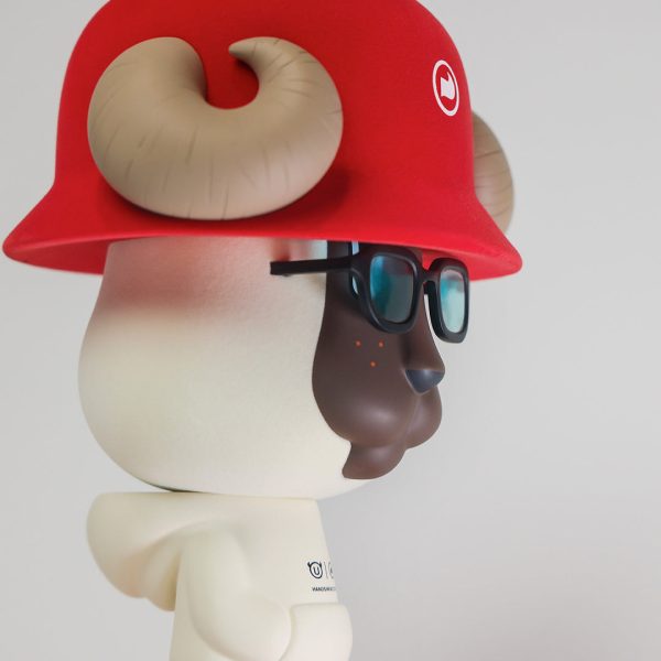 POP MART HANDS IN FACTORY LIL TIE Limited-edition Figurine - Image 2